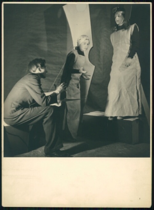 Próba Balladyny Juliusza Słowackiego w krakowskim tajnym Teatrze Niezależnym Młodych Plastyków. Od lewej: Tadeusz Kantor, Ewa Siedlecka (Matka) i Maria Proszkowska-Krasicka (Balladyna), 1943 r. Fot. Witold Witaliński (ze zbiorów Biblioteki Narodowej)