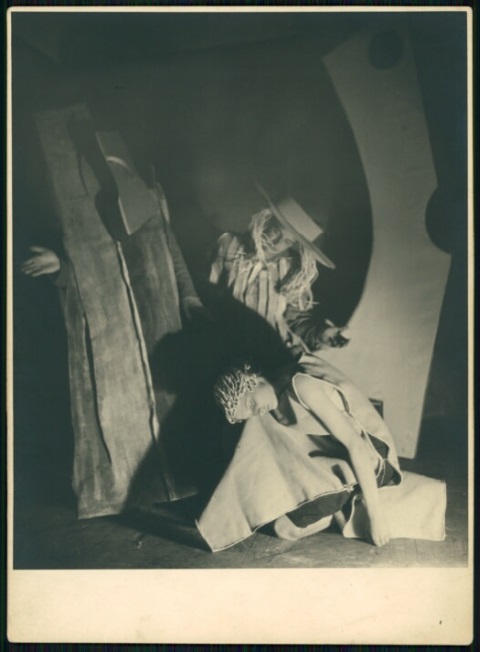 Inscenizacja Balladyny Juliusza Słowackiego w krakowskim tajnym Teatrze Niezależnym Młodych Plastyków, 1943 r. Fot. Witold Witaliński (ze zbiorów Biblioteki Narodowej)