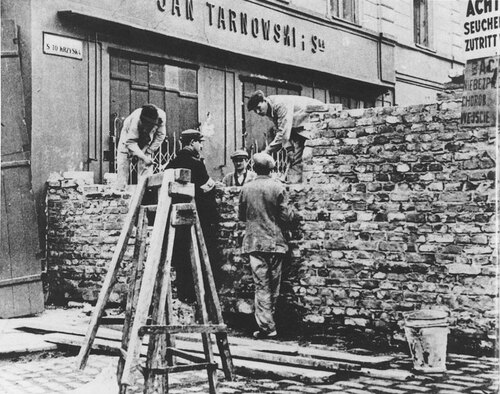 Budowa murów getta na ulicy Świętokrzyskiej, sierpień 1940 r. (domena publiczna)