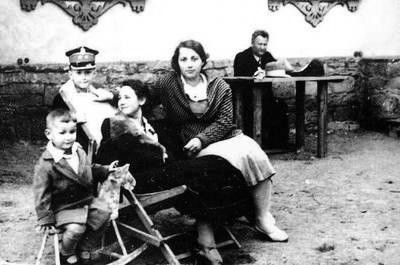 Michalina i Józef Serugowie wraz z synami Leszkiem i Janem oraz z Różą Tarnowską