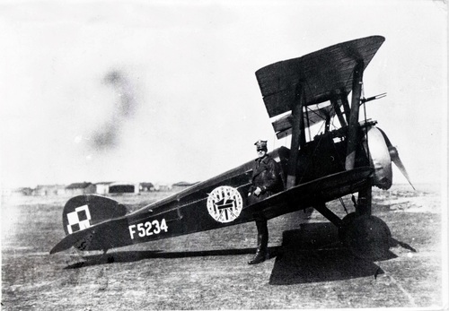 Lieutenant Pilot Kenneth M. Murray next to the Sopwith F.1 Camel fighter (British no. F5234), which made the journey with him to Poland. Camel did not take part in combat flights before the armistice, but Murray completed several tasks on the frontline. Photo from the Polish Air Force Museum in Cracow