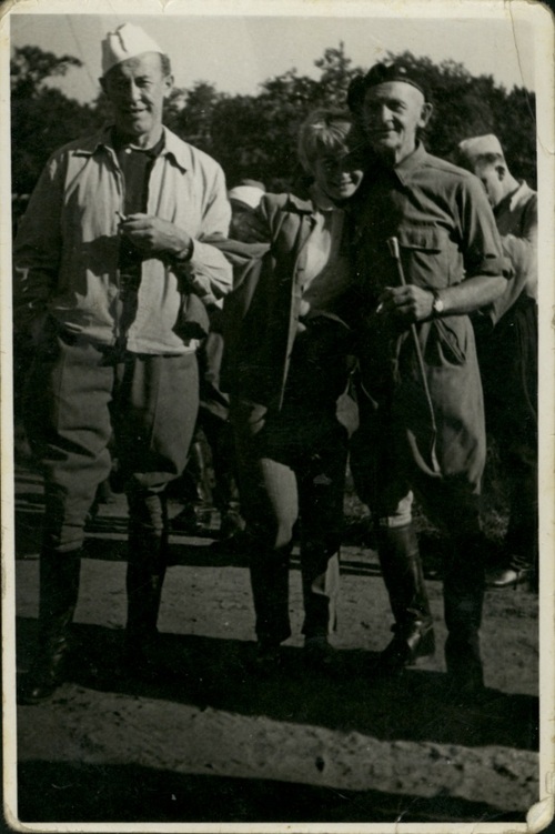 Karol Rómmel ze statystami na planie zdjęciowym filmu Krzyżacy, 1959 r. Fot. Ze zbiorów AIPN