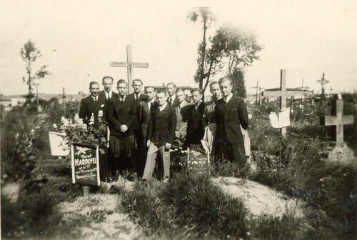 Harcerze 11. ŁDH jako konspiratorzy Szarych Szeregów przy grobie Janka Kamińskiego w drugą rocznicę jego śmierci, 7 września 1941 r. Fot. ze zbiorów Chorągwi Łódzkiej ZHP