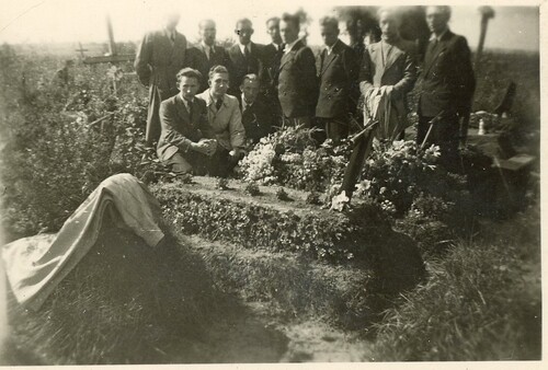 Harcerze 11. ŁDH jako konspiratorzy Szarych Szeregów przy grobie Janka Kamińskiego w drugą rocznicę jego śmierci, 7 września 1941 r. Fot. ze zbiorów Chorągwi Łódzkiej ZHP