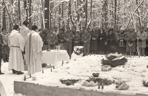 Msza św. 1 listopada 1991 r. przy grobie polskich oficerów w Charkowie-Piatichatkach. Fot. Andrzej Świderski