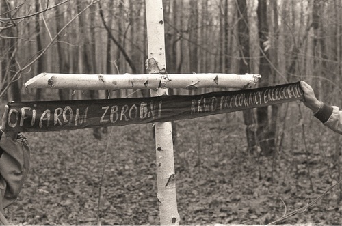Brzozowy krzyż postawiony przez pracowników Energopolu 1 listopada 1990 r. przy dołach śmierci w Charkowie-Piatichatkach. Fot. Andrzej Świderski
