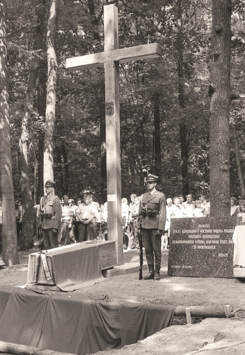 Msza św. 10 sierpnia 1991 r. wraz z pochówkiem polskich oficerów ekshumowanych w Charkowie-Piatichatkach. Fot. Andrzej Świderski