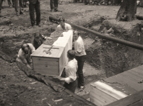 Symboliczny pochówek dziesiątej trumny ze szczątkami polskich oficerów ekshumowanych w Charkowie-Piatichatkach 10 sierpnia 1991 r. Fot. Andrzej Świderski