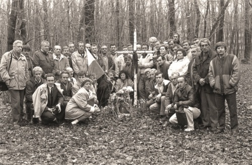 Uczestnicy wyprawy pracowników Energopolu 1 listopada 1990 r. przy dołach śmierci w Charkowie-Piatichatkach. Fot. Andrzej Świderski