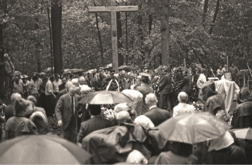 Msza św. 10 sierpnia 1991 r. wraz z pochówkiem polskich oficerów ekshumowanych w Charkowie-Piatichatkach. Fot. Andrzej Świderski