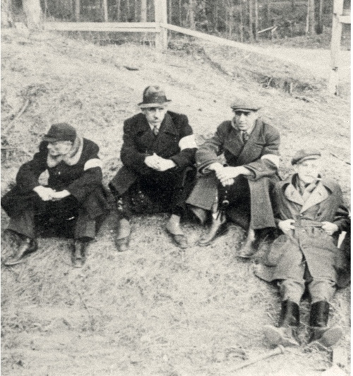 Członkowie Komisji Technicznej PCK w Katyniu. Od lewej: Jerzy Wodzinowski, Hugon Kassur, Stefan Cupryjak, Gracjan Jaworowski