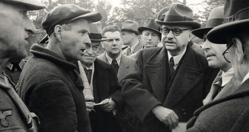 Parfion Kisielow - z lewej w czapce - rozmawia z prof. Ferencem Orsósem - w okularach- w Lesie Katyńskim