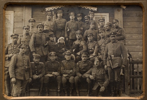 Fotografia pamiątkowa żandarmów Wojska Polskiego w Sokółce, 1919 r. Fot. z kolekcji wachmistrza Ludwika Stawskiego (siedzi trzeci od lewej w pierwszym rzędzie), ze zbiorów AIPN