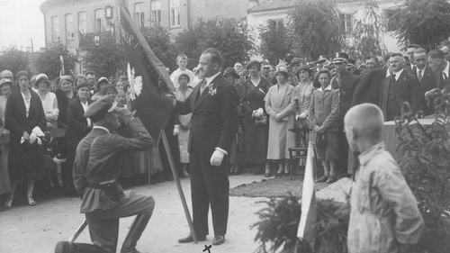 Wśród uczestników uroczystości wręczenia sztandaru oddziałowi powiatowemu Związku Rezerwistów RP w Sokółce w 1933 r. widoczny m.in. Marian Baehr (trzeci z prawej), pierwszy starosta sokólski. Fot. ze zbiorów NAC