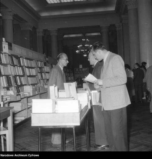 Mężczyźni stojący przy stoisku z książkami