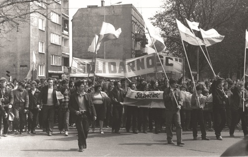 Czoło pochodu pierwszomajowego Solidarności w Szczecinie, zdjęcie operacyjne SB, 1982 r. Fot. ze zbiorów AIPN
