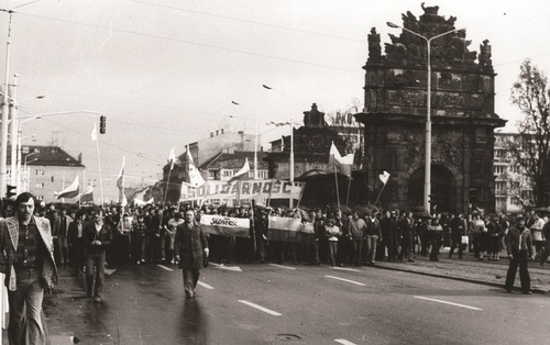 Demonstranci przy Bramie Portowej w Szczecinie, 1 maja 1982 r. Fot. ze zbiorów AIPN