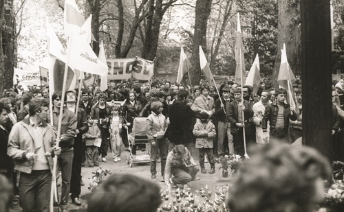 Uczestnicy pochodu składają kwiaty na Cmentarzu Centralnym. Fot. ze zbiorów AIPN