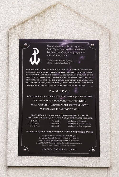Tablica pamiątkowa w pobliżu dawnego Frontowego Obozu Przejściowo-Przesyłowego nr 49 w przemyskiej  dzielnicy Bakończyce. Fot. Dariusz Iwaneczko