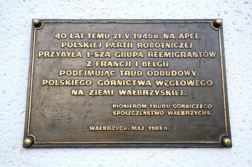 Zdjęcie tablicy upamiętniającej 40. rocznicę przybycia pierwszego transportu górników polskich z Francji i Belgii. Muzeum Starej Kopalni w Wałbrzychu. Fot. Bogdan Adamus
