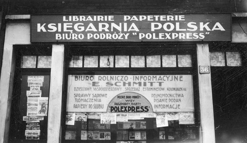 Witryna polskiej księgarni w Lens. Widoczne szyldy m.in.: "Liberaire Papeterie. Księgarnia Polska. Biuro Podróży Polexpress", "Biuro Rolniczo-Informacyjne E. Schmitt". 1933 r. Fot. ze zbiorów NAC