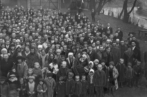 Grupa mężczyzn, kobiet i dzieci z Mysłowic przed wyjazdem do Toul we Francji, 1929 r. Fot. ze zbiorów NAC
