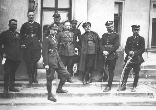 Oficerowie w mundurach Wojska Polskiego pozują do wspólnej fotgorafii na schodach przed Belwederem