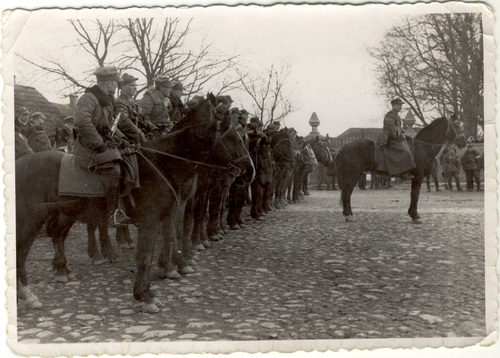 Kawaleria 3. Wileńskiej Brygady AK. Na czele por. Władysław Kitowski „Grom”. W pierwszym rzędzie, drugi w skórzanej kurtce, „Rekin” – Turgiele, 9 kwietnia 1944 r.