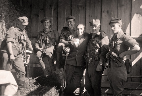 „Rekin” (pierwszy z lewej) wśród funkcyjnych 5. Wileńskiej Brygady AK. Drugi z lewej dowódca IV szwadronu 5. Brygady: ppor. Marian Pluciński „Mścisław”, trzeci z lewej dowódca II szwadronu 5 Brygady, ppor. Romuald Rajs „Bury” – Białostocczyzna, 1945 r.