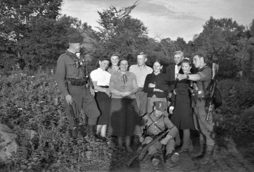 „Rekin” w towarzystwie jednej z patriotycznych podlaskich rodzin – Białostocczyzna, 1945 r.