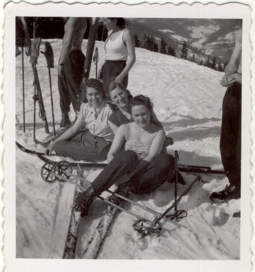 Halina Cisło (siedzi na pierwszym planie) – Żywiecczyzna, 1948 r.