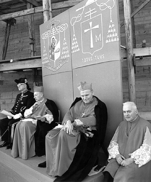 Biskup Karol Wojtyła podczas uroczystości na budowie Arki Pana z kardynałem Agostino Casarolim