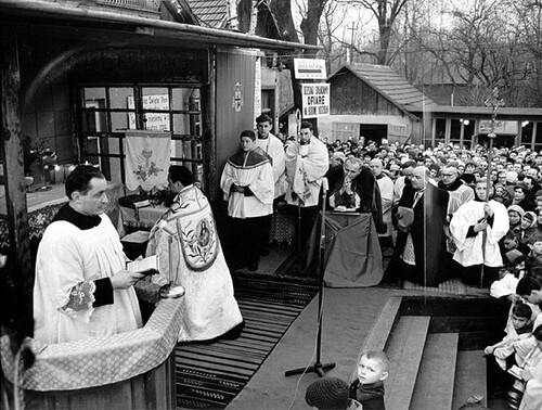 Biskup Karol Wojtyła w czasie mszy w tymczasowej kaplicy
