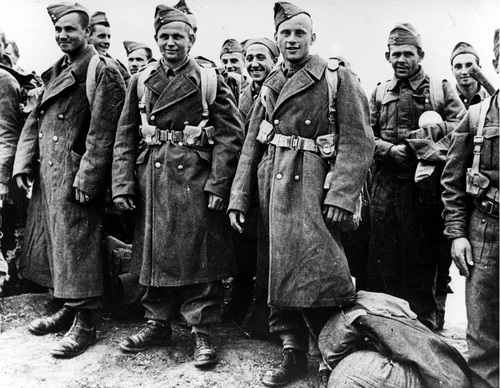 Grupa polskich żołnierzy w Iranie, 1942 r. Fot. ze zbiorów NAC