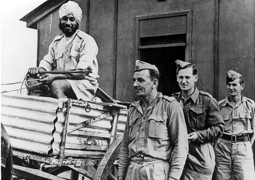 Trzech polskich żołnierzy i żołnierz brytyjski - Sikh z Indii w Iranie, 1942 r. Fot. ze zbiorów NAC