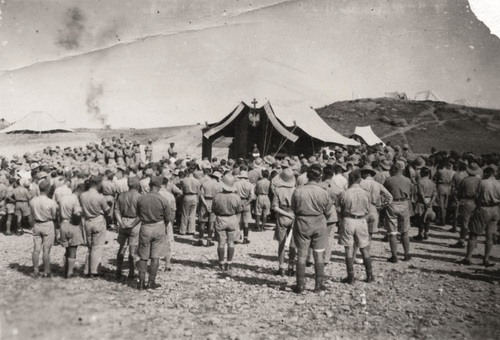 Msza św. polowa w obozie w Chanakin w Iraku z udziałem żołnierzy 3. Dywizji Strzelców Karpackich, 11 kwietnia 1943 r. Fot. ze zbiorów AIPN
