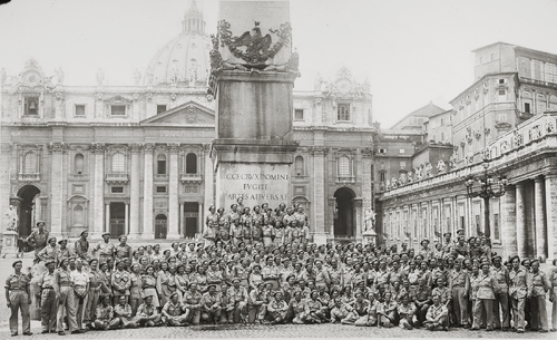 Żołnierze 2. Korpusu Polskiego przed bazyliką św. Piotra w Rzymie, 12 sierpnia 1944 r. Fot. z zasobu AIPN (zbiór Edwarda Czwaczki)