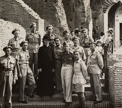 Żołnierze 5. Kresowej Dywizji Piechoty w rzymskim Koloseum, 12 sierpnia 1944 r. Fot. z zasobu AIPN (zbiór Edwarda Czwaczki - stoi 2. na prawo do księdza, na tym samym poziomie schodów)