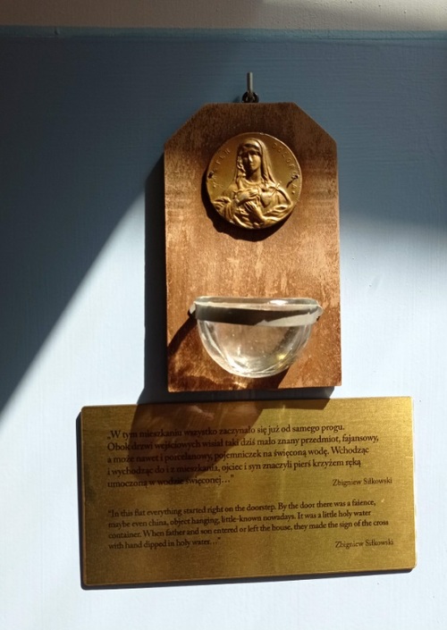 Pojemnik na święconą wodę z ekspozycji Muzeum Domu Rodzinnego Ojca Świętego Jana Pawła II w Wadowicach