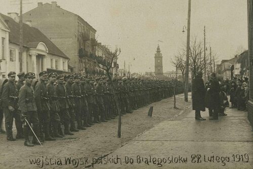 Zdjęcie upamiętniające wejście wojsk polskich do Białegostoku, 22 lutego 1919 r. ze zbiorów Muzeum Podlaskiego w Białymstoku