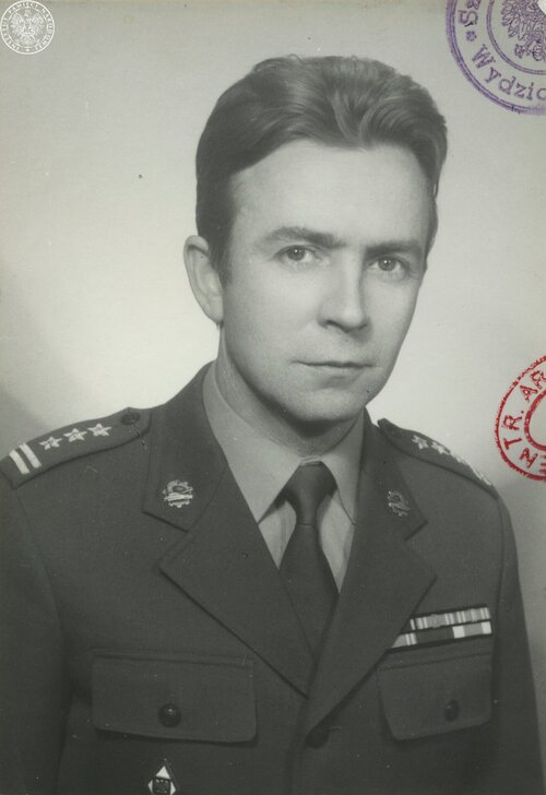 Zdjęcie portretowe Ryszarda Kuklińskiego w mundurze pułkownika. Fot. z zasobu AIPN