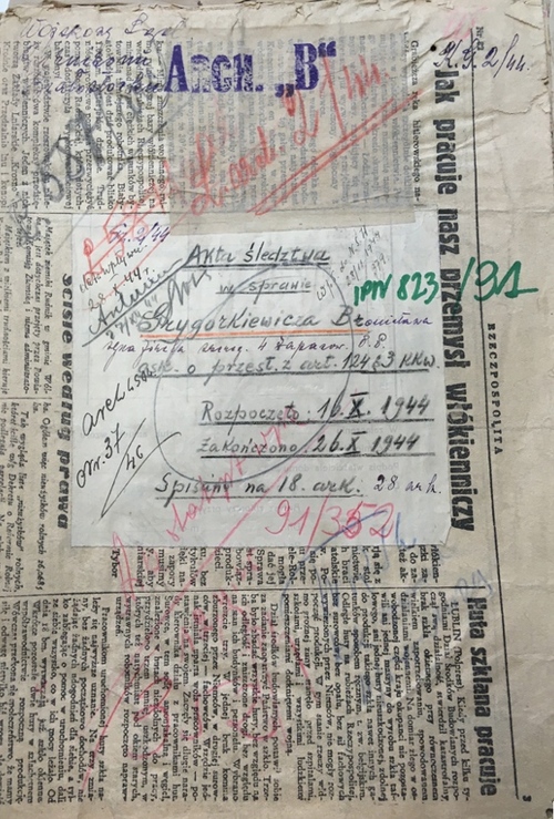 Okładka akt śledztwa dotyczących Bronisława Grygorkiewicza wykonana z makulatury, wiodczny fragment arkusza gazety Rzeczpospolita