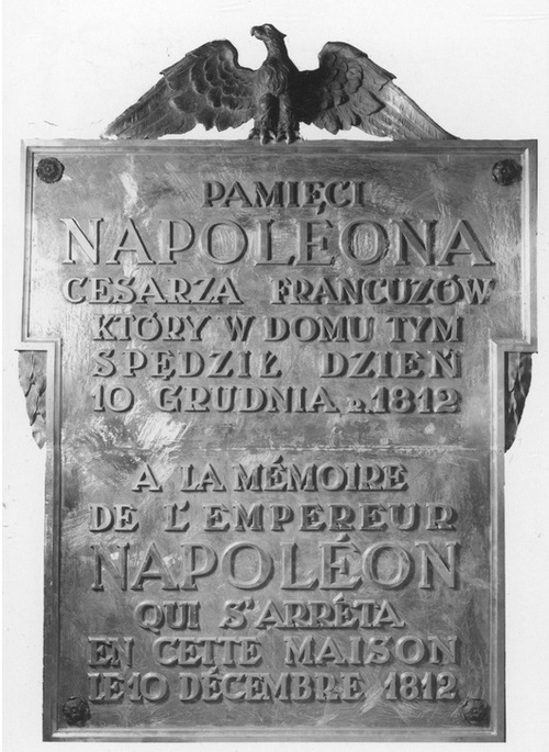 Tablica ku czci cesarza Napoleona na gmachu hotelu Angielskiego przy ulicy Wierzbowej 6 w Warszawie, 1937 r. Fot. z zasobu NAC
