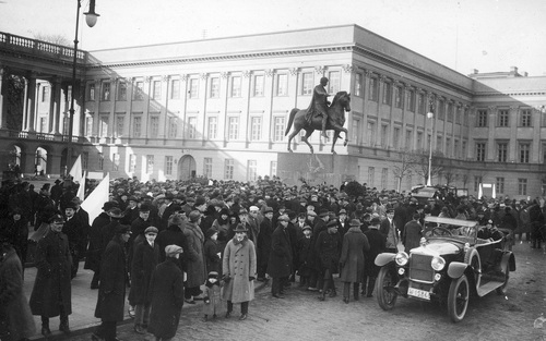 Uroczystość na placu Saskim pod pomnikiem księcia Józefa Poniatowskiego, 1924 r. Fot. ze zbiorów NAC