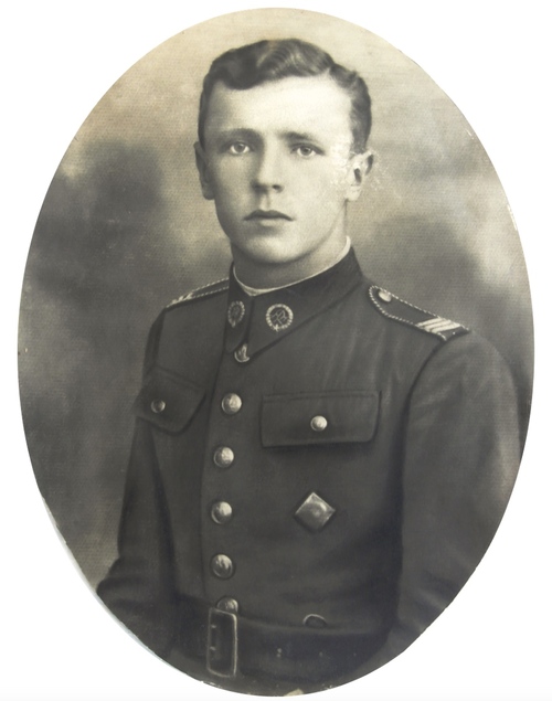 Mężczyzna w mundurze. Jan Rogulka w okresie służby wojskowej