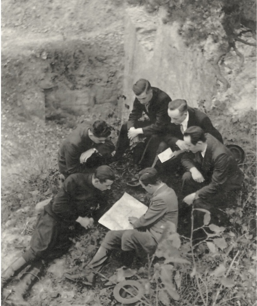 Grpua mężczyzn – wśród nich Jan Rogulka – pochylonych  nad mapą w trakcie prowadzenia zajęć kursu podchorążych