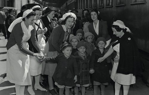 Polskie dzieci odprowadzane na pociąg do Pahiatua przez nowozelandzkie pielęgniarki, Wellington, 1 listopada 1944 roku
