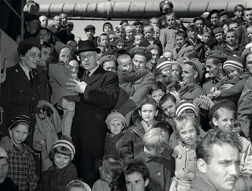 Premier Nowej Zelandii Peter Fraser i - po lewej - żona polskiego konsula Maria Wodzicka witają polskie dzieci przybyłe do Wellingtonu na okręcie Generał Randall, 1 listopada 1944 roku
