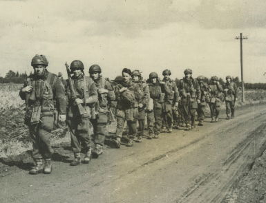Polscy spadochroniarze podczas walk w Holandii, wrzesień 1944 r. (fot. z zasobu IPN)