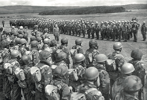 Żołnierze Samodzielnej Brygady Spadochronowej ustawieni w szeregach